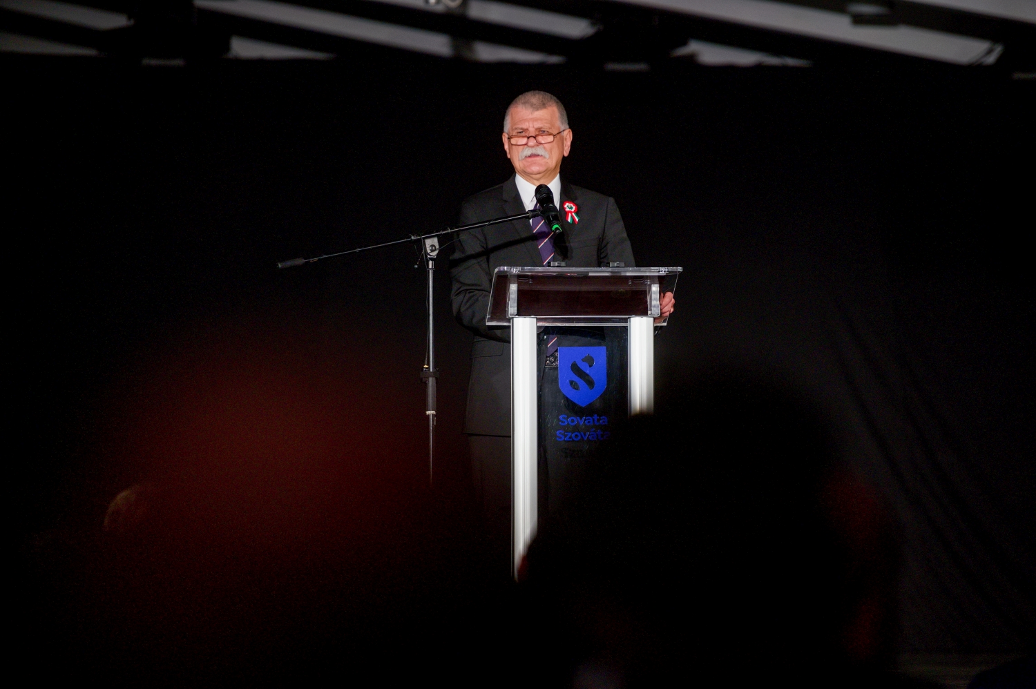 Az Erdélyi Hivatásos Táncegyüttesek XX. Találkozójának megnyitója Szovátán  Szöveg Szováta, 2026. március 18.  Kövér László, az Országgyűlés elnöke beszédet mond az Erdélyi Hivatásos Táncegyüttesek XX. Találkozójának megnyitóján Szovátán 2026. március 18-án.  MTI/Kiss Gábor