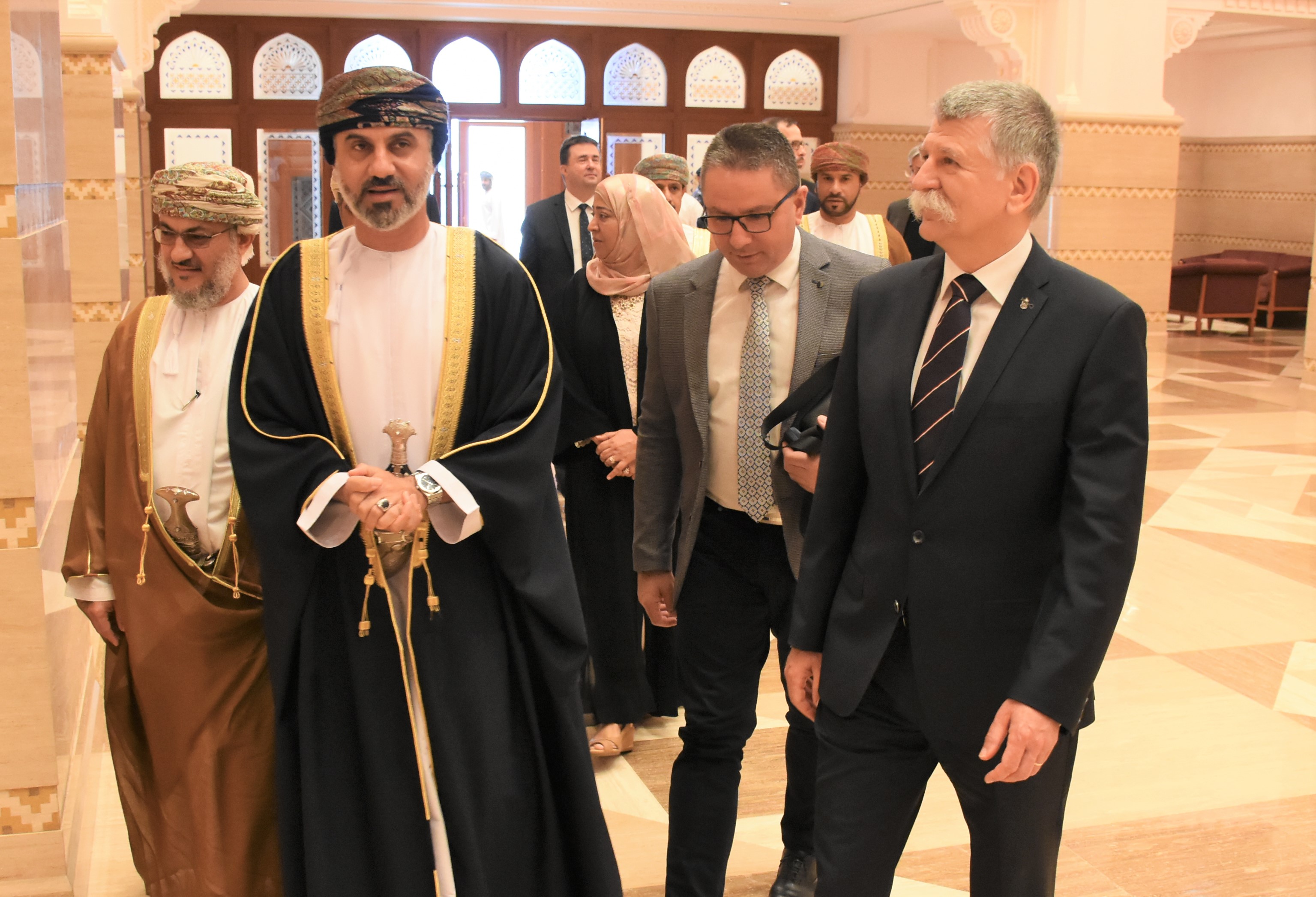 Kövér László vendéglátójával, Khálid bin Hilál Al-Máváli sejkkel, az Ománi Súra Tanács elnökével