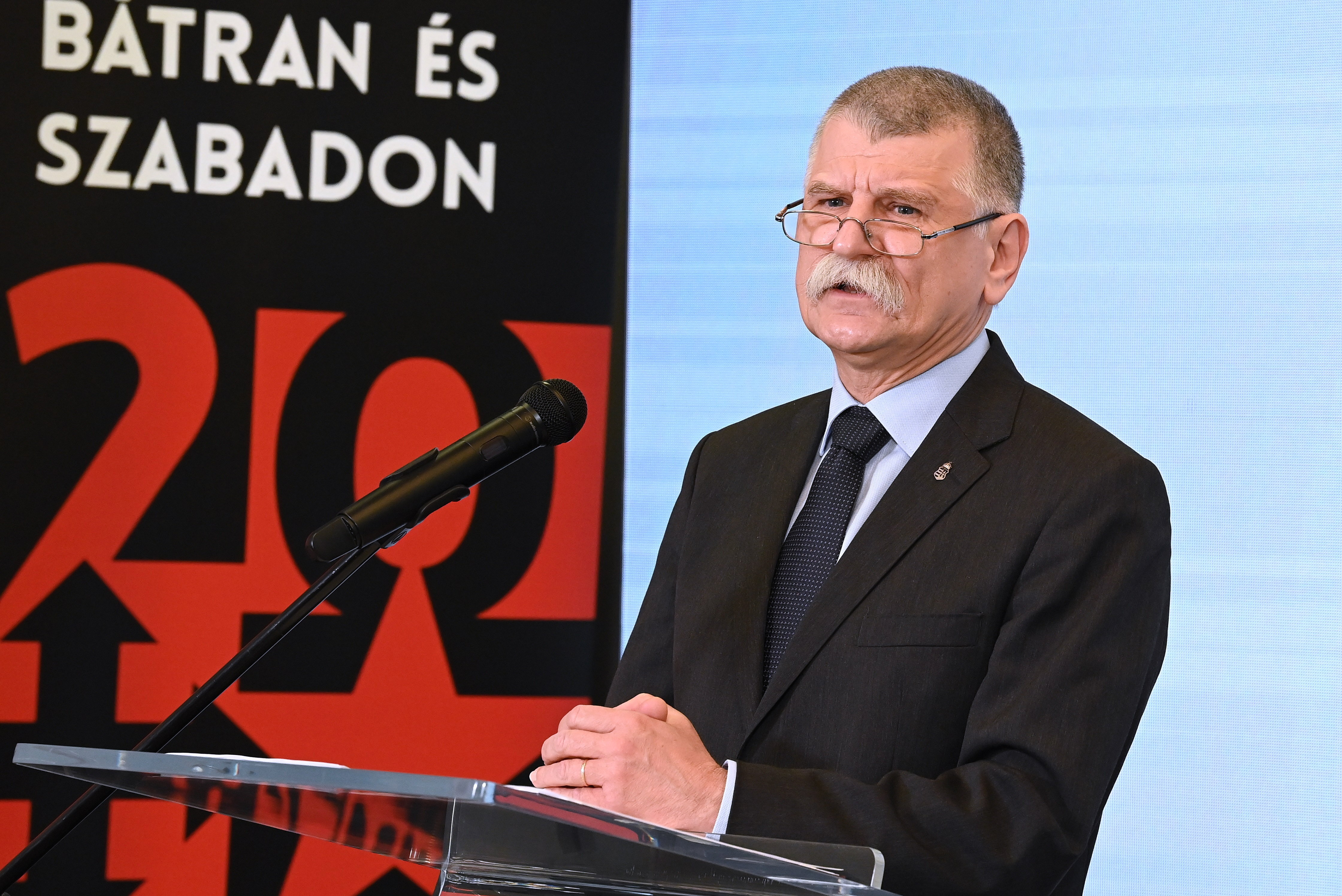 Emléknap - A Terror Háza Múzeum és a Szent István Intézet konferenciája Szöveg: Budapest, 2022. február 24. Kövér László, az Országgyűlés elnöke beszédet mond a Vörös csillag a kereszt ellen című konferencián a Terror Háza Múzeumban 2022. február 24-én. A tanácskozást a Terror Háza Múzeum és a Szent István Intézet szervezte a kommunizmus áldozatainak emléknapja alkalmából. MTI/Máthé Zoltán