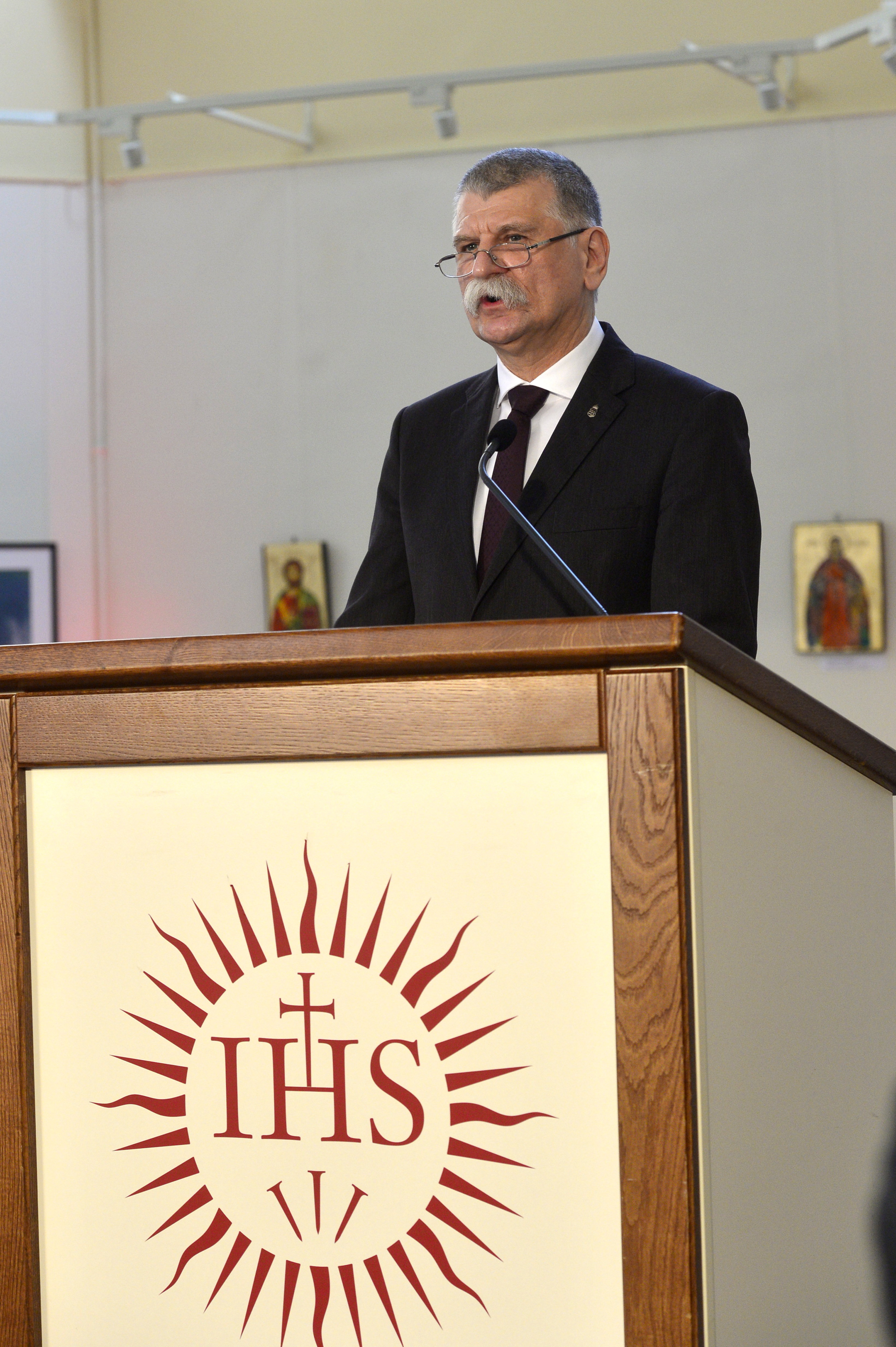 Emléknap - Tamás József püspök és Kontra Éva szerzetes kapta idén a Hit-pajzsa díjat Szöveg: Budapest, 2022. február 26. Kövér László, az Országgyűlés elnöke beszédet mond a kommunizmus áldozatainak emléknapja alkalmából évente odaítélt Hit pajzsa díj átadó ünnepségén Budapesten, a Jezsuita Rend Párbeszéd Házának dísztermében 2022. február 26-án. Tamás József romániai magyar katolikus püspök, a Gyulafehérvári Főegyházmegye nyugalmazott segédpüspöke és Kontra Éva szerzetes, a Magyarok Nagyasszonya Társaság első általános elöljárója kapta idén a Hit-pajzsa díjat. MTI/Kovács Attila