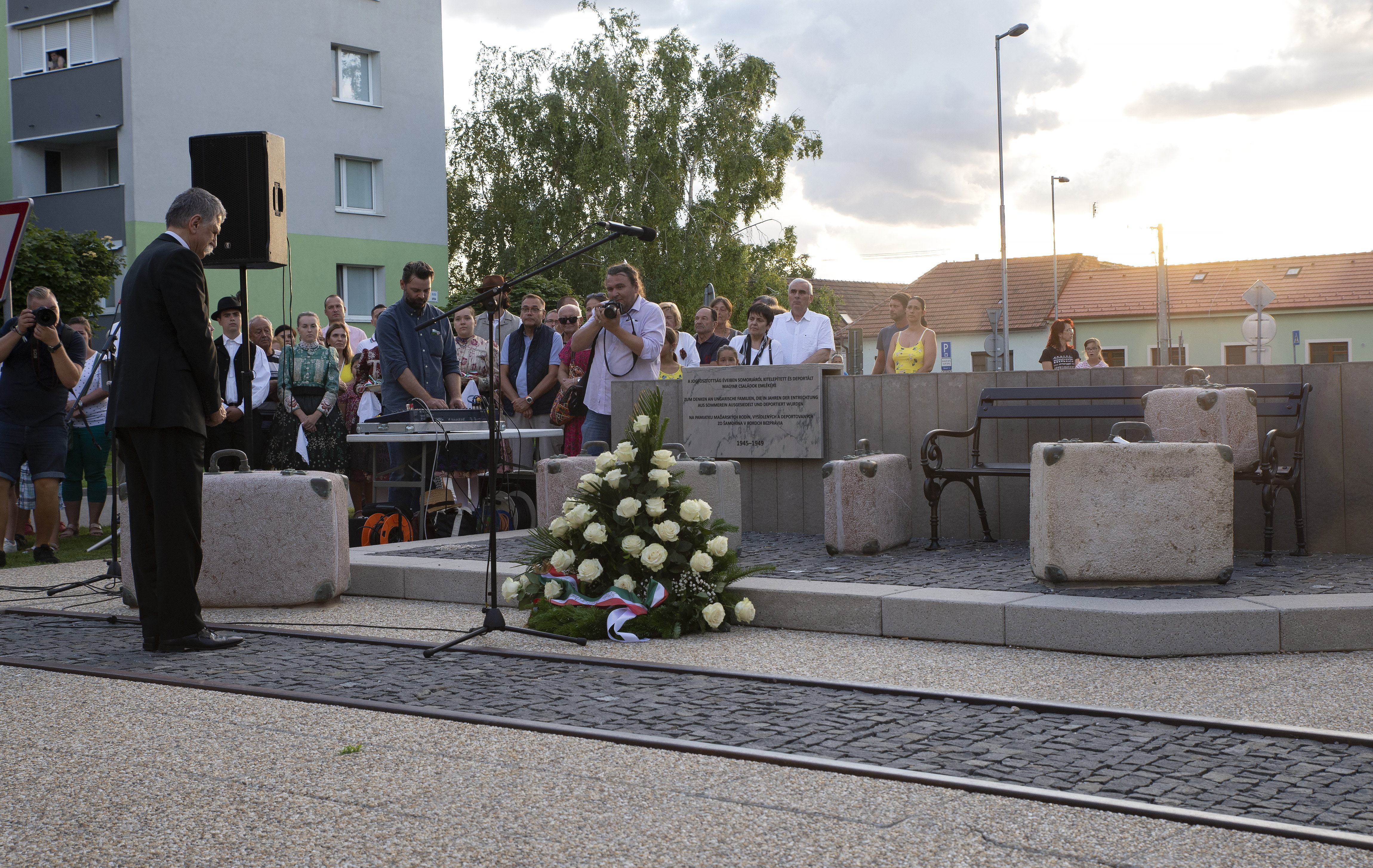 Somorja, 2021. augusztus 2. Kövér László, az Országgyűlés elnöke koszorúz a felvidéki Somorján a kitelepített magyarok emlékművének átadásán 2021. augusztus 2-án. Az emlékmű Lipcsey György szobrászművész alkotása. MTI/Krizsán Csaba