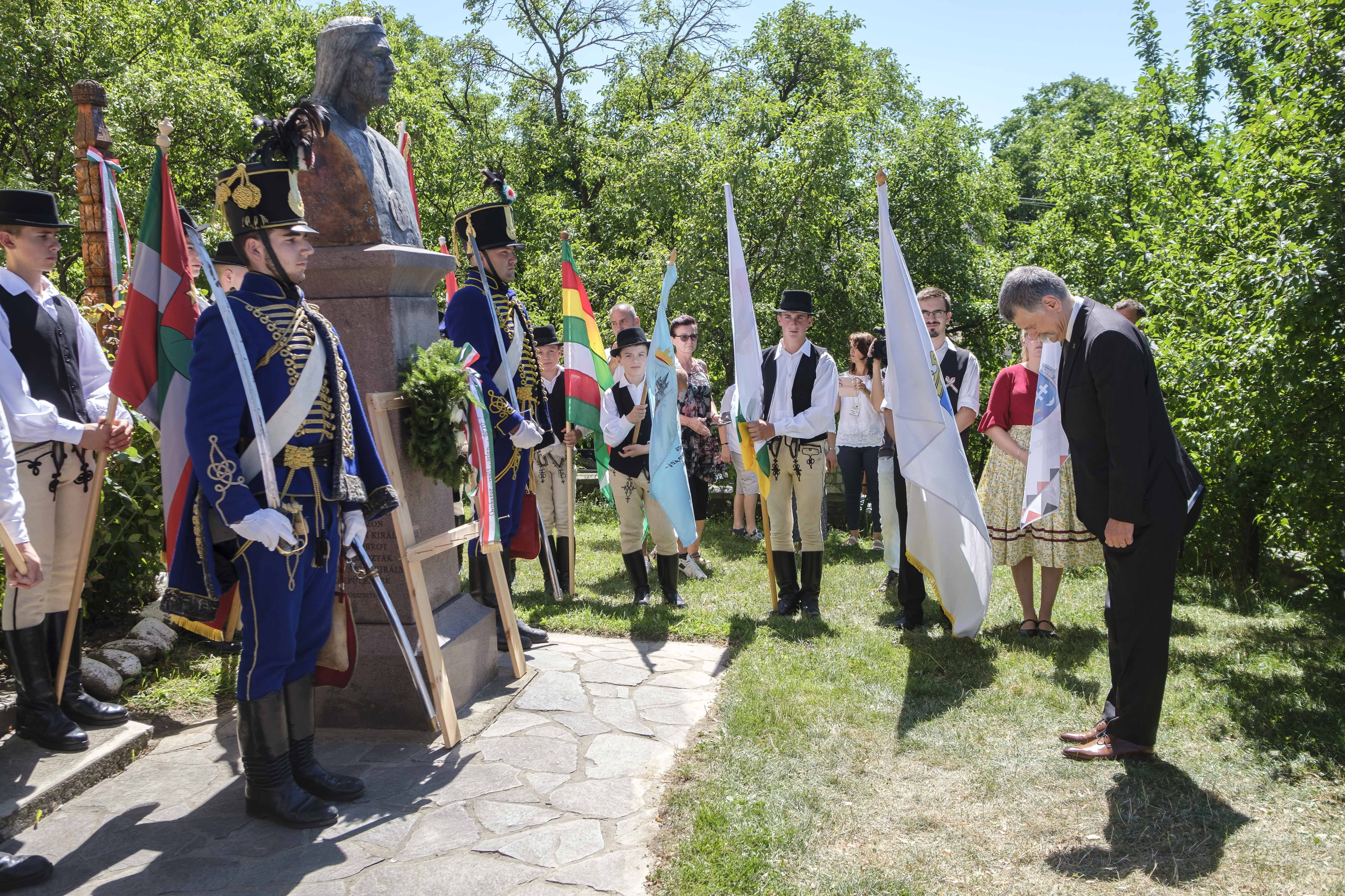 Székelyszentkirály, 2021. augusztus 8. Kövér László, az Országgyűlés elnöke megkoszorúzza Szent István mellszobrát a Szentkirály és Szentistván nevű települések Szent Király Szövetségének Kárpát-medencei találkozóján az erdélyi Oroszhegy községhez tartozó Székelyszentkirályon, Székelyudvarhely közelében 2021. augusztus 8-án. MTI/Veres Nándor