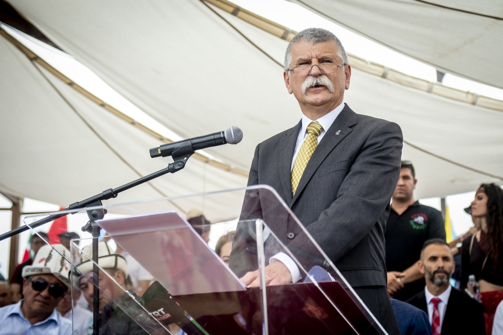 Kurultaj - Magyar Törzsi Gyűlés Bugacon Szöveg: Bugac, 2022. augusztus 13. Kövér László, az Országgyűlés elnöke beszédet mond a Kurultaj hagyományőrző rendezvényen Bugacon 2022. augusztus 13-án. Az idén 15 éves Magyar Törzsi Gyűlésen minden hun, türk eredettel vagy eredettudattal rendelkező rokonnép részt vesz, hogy együtt állítsanak méltó emléket a sztyeppei lovasnomád kultúrának és a nagy ősöknek. MTI/Ujvári Sándor