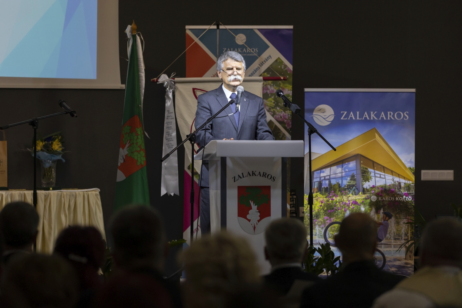 Zalakaros huszonöt éve város Szöveg:	Zalakaros, 2022. július 14. Kövér László, az Országgyűlés elnöke beszédet mond a Zalakaros várossá nyilvánításának 25. évfordulója alkalmából rendezett ünnepségen a Karos Korzó rendezvénytermében 2022. július 14-én. MTI/Varga György