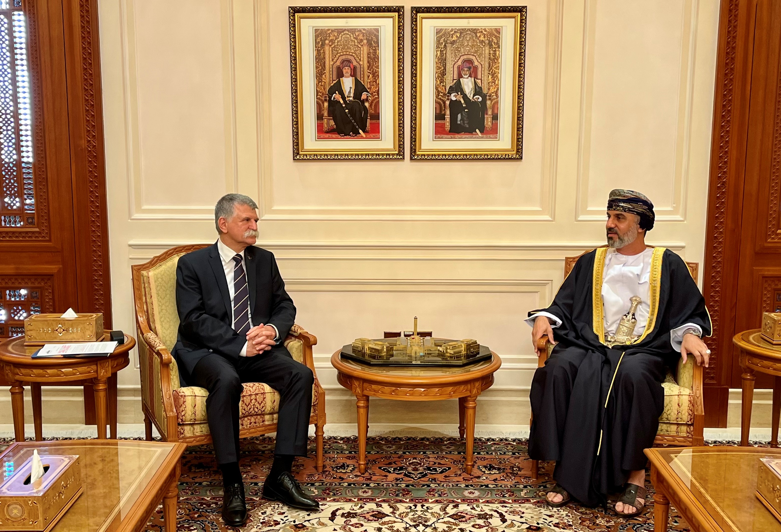 Kövér László vendéglátójával, Khálid bin Hilál Al-Máváli sejkkel, az Ománi Súra Tanács elnökével