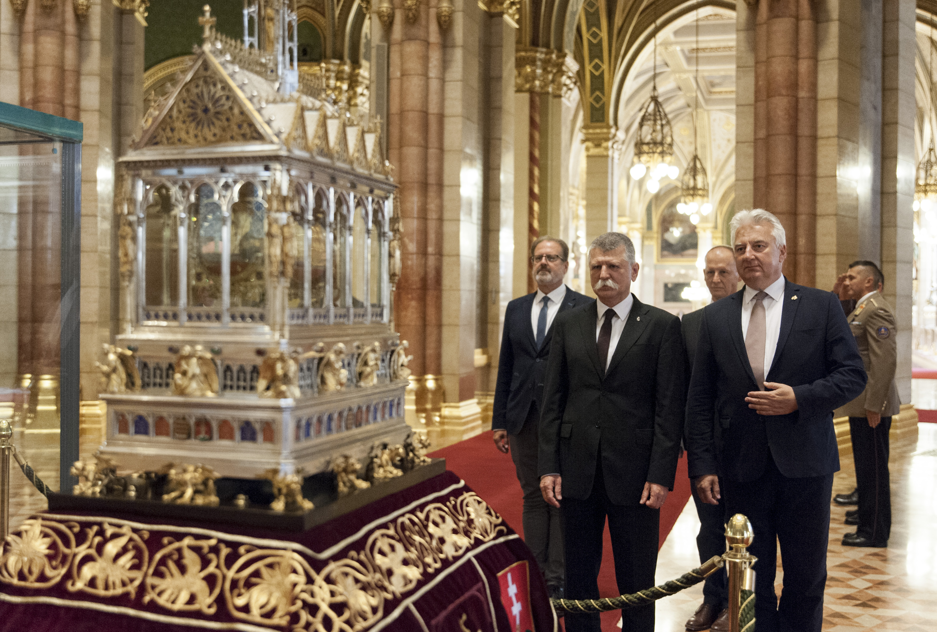 Kövér László, házelnök (b2) és Semjén Zsolt, miniszterelnök-helyettes tiszteletadása a Szent Jobb előtt Országházban 2021 szeptember 11-én. Fotó: Sajtóiroda