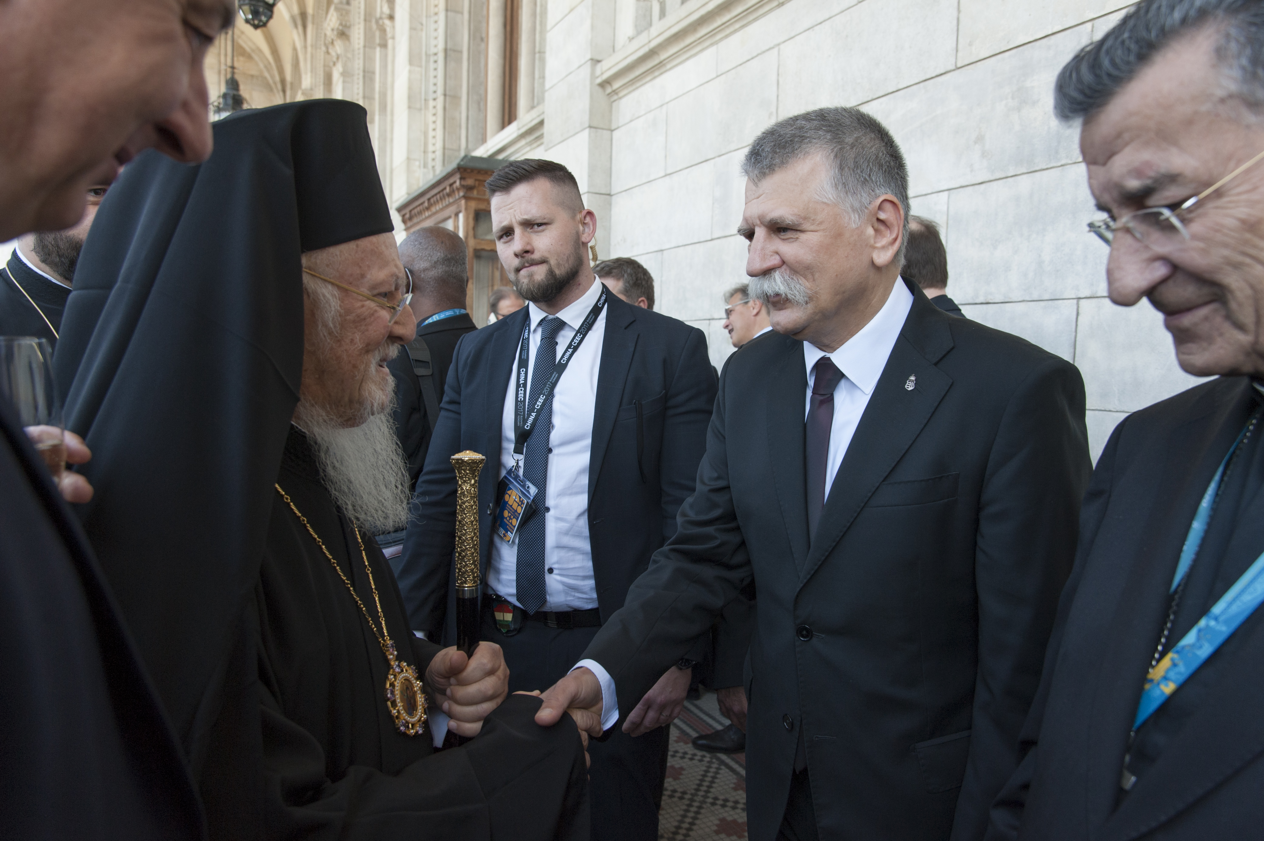 Őszentsége I. Bertalan (Bartholomew) konstantinápolyi pátriárka (b) és Kövér László, az Országgyűlés elnöke (j2) az Országházban 2021 szeptember 11-én.