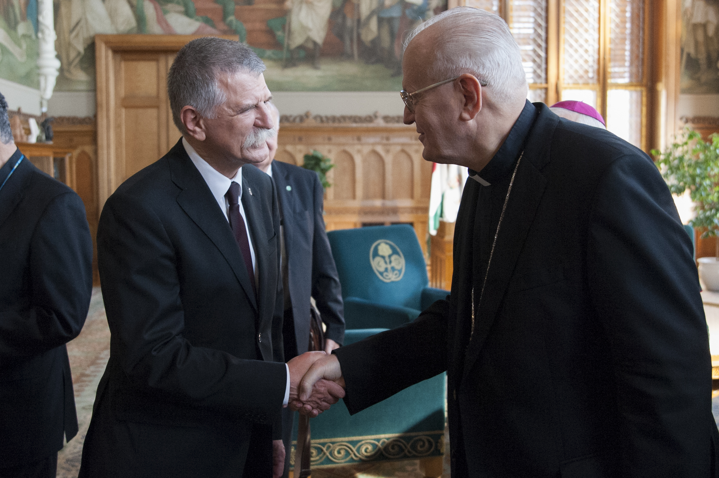 Kövér László, az Országgyűlés elnöke fogadja (b) Erdő Péter bíborost (j) az Országházban 2021 szeptember 11-én. Fotó: Sajtóiroda