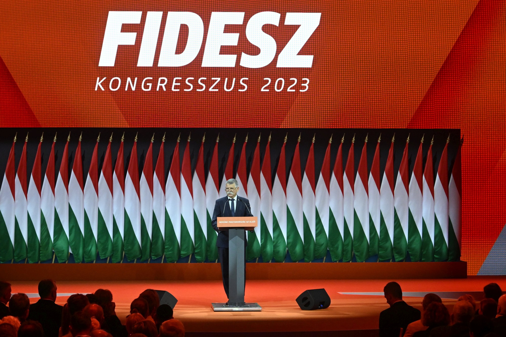 A Fidesz tisztújító kongresszusa Szöveg:	Budapest, 2023. november 18. Kövér László, az Országgyűlés elnöke beszédet mond a Fidesz - Magyar Polgári Szövetség tisztújító kongresszusán a Hungexpón 2023. november 18-án. MTI/Koszticsák Szilárd