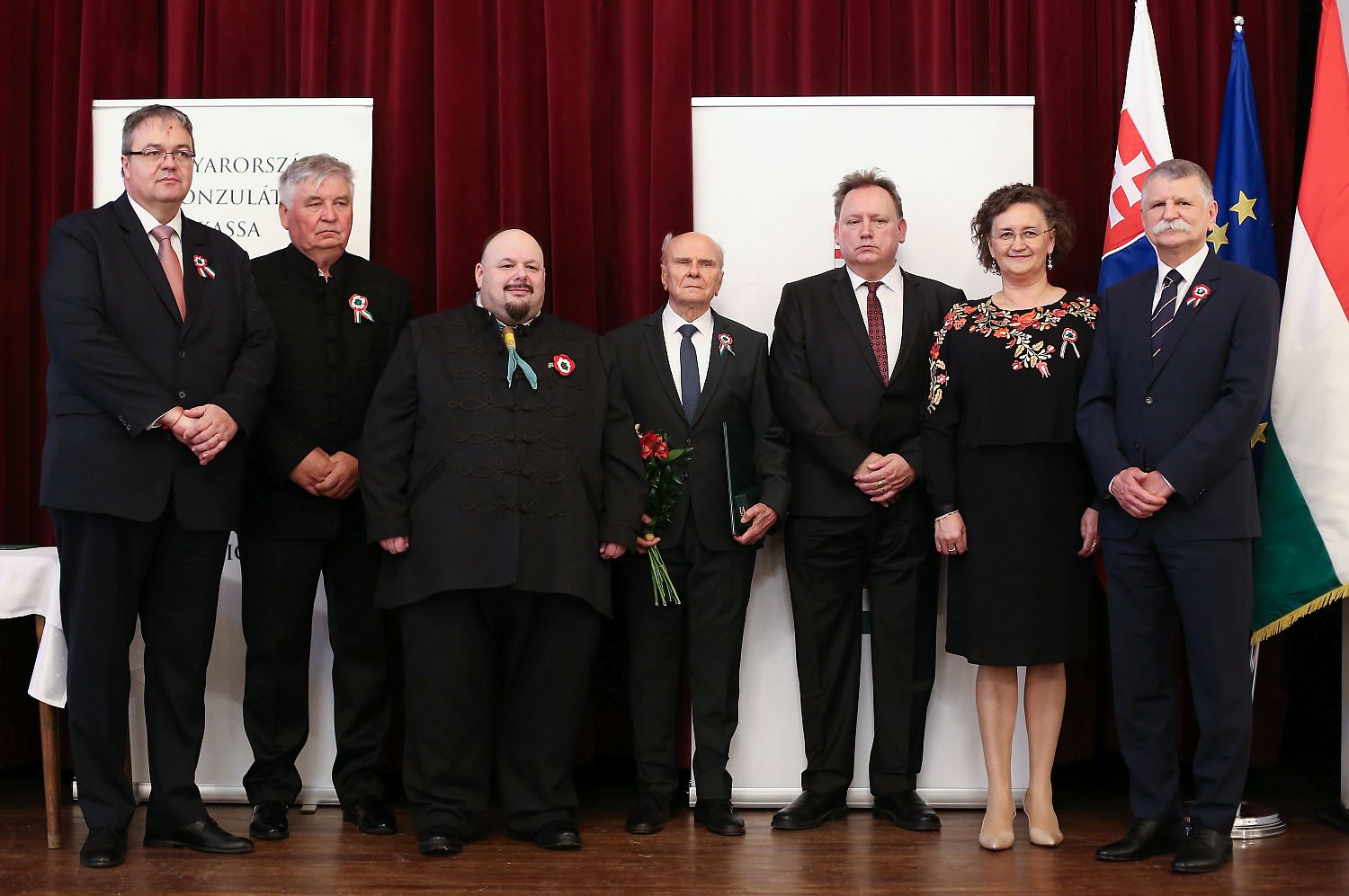 Március 15. - Ünnepség Révkomáromban  Szöveg Révkomárom, 2025. március 13. Kövér László, az Országgyűlés elnöke, Hetey Ágota, Magyarország kassai főkonzulja, a Magyar Érdemrend lovagkeresztjével kitüntetett Kónya Péter, az Eperjesi Egyetem rektora, a Magyar Arany Érdemkereszt kitüntetettjei, Pelle Tibor, a Rimaszombati Katolikus Kör alapítója, Csémi Szilárd, a Szlovákiai Magyar Cserkészszövetség szervezeti alelnöke és Iván László, Szepsi volt alpolgármestere, valamint Balogh Csaba, Magyarország pozsonyi nagykövete (j-b) az 1848-49-es forradalom és szabadságharc évfordulója alkalmából rendezett ünnepségen a felvidéki Révkomáromban 2025. március 13-án. MTI/Krizsán Csaba