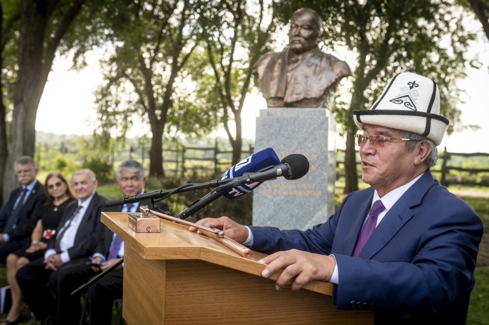 Felavatták a kirgiz Szajakbaj Karalajev szobrát a lakiteleki Hungarikum Ligetben Szöveg:	Lakitelek, 2023. augusztus 28. Szujunbek Kaszmambetov, a Kirgiz Köztársaság államtitkára beszédet mond Szajakbaj Karalajev, a Manasz kirgiz őseposz énekmondójának szoboravató ünnepségén Lakiteleken 2023. augusztus 28-án. Lantos Györgyi szobrászművész alkotása a Hungarikum Ligetben kapott helyet. Balról Kövér László, az Országgyűlés elnöke (b), Lezsákné Sütő Gabriella, a Hungarikum Liget ügyvezető igazgatója (b2), Lezsák Sándor, az Országgyűlés fideszes alelnöke, a lakiteleki Népfőiskola Alapítvány kuratóriumának elnöke (b3) és Szultan Raev, az ankarai központú Türk Nemzetközi Kulturális Szervezet, a Türksoy főtitkára (b4). MTI/Ujvári Sándor