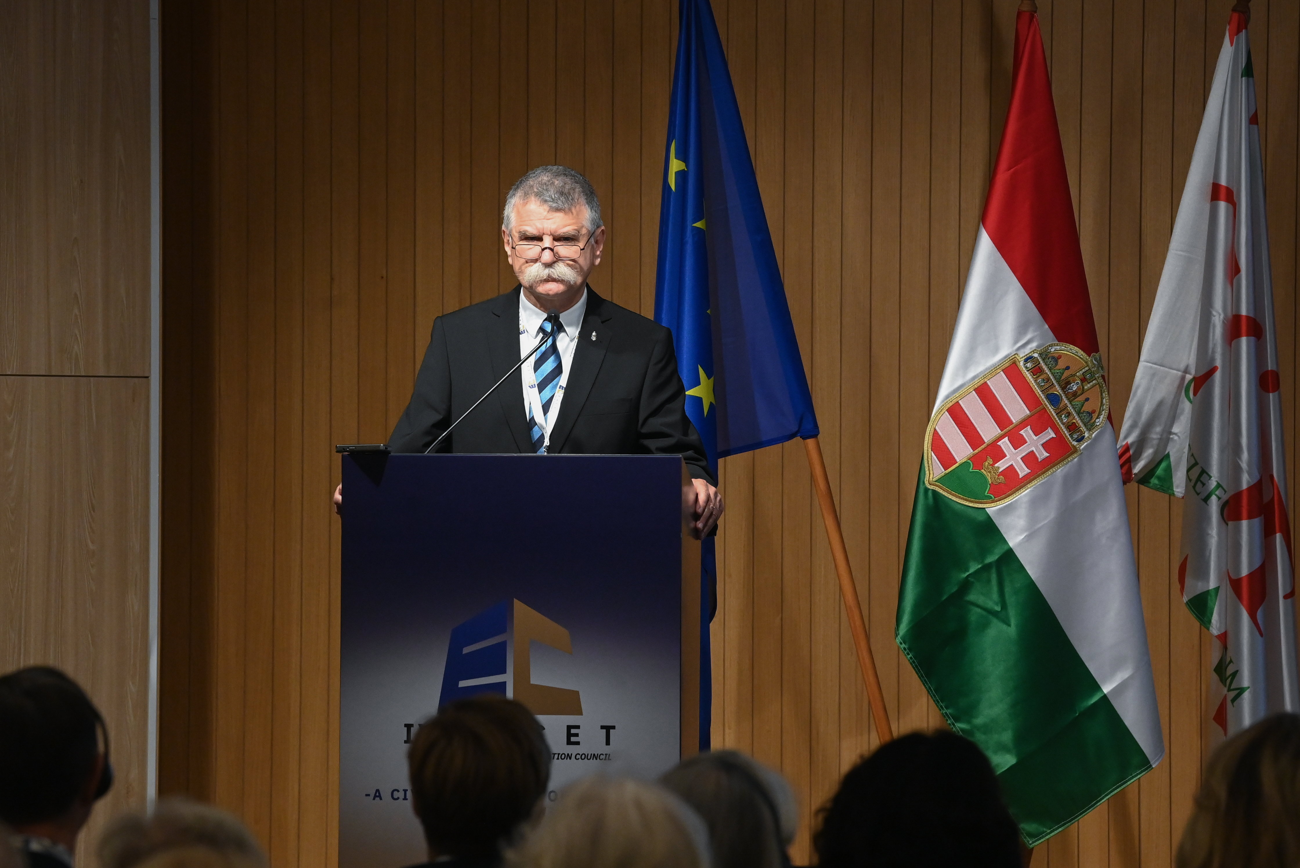 Az EuCET konferenciája Budapesten Szöveg:	Budapest, 2023. november 24. Kövér László, az Országgyűlés elnöke beszédet mond az Európai uniós Civil Együttműködési Tanács (EuCET) konferenciáján a budapesti Ensana Thermal Hotelben 2023. november 24-én. MTI/Máthé Zoltán